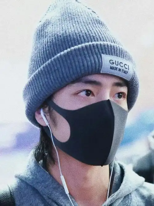 肖战机场路透#清澈大眼睛走路一阵风,啊啊啊从头喜欢到脚帅麻了,蔚哪