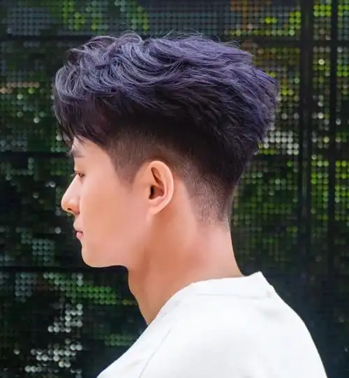 大多数男生都比较喜欢清爽男发,这种两侧铲短搭配头顶不同长度的发型