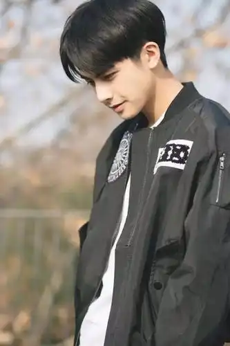 宋威龙,1999年3月25日出生于辽宁省大连市,中国内地影视男演员,模 ..