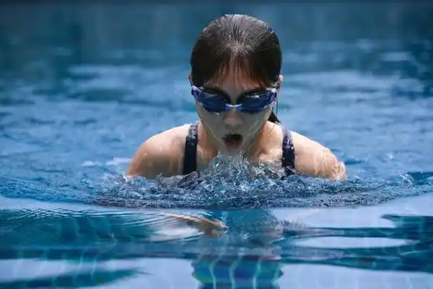 水中之舞:游泳的魅力与益处