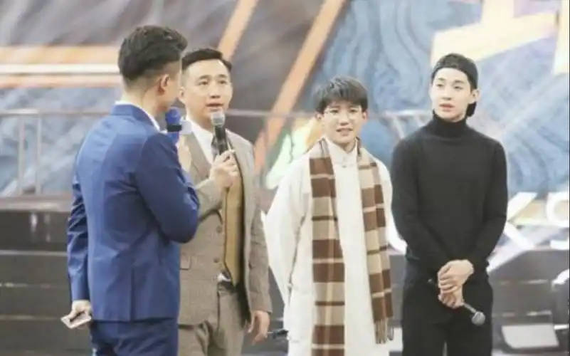 王源刘宪华同台合作《我想我是海》,台下炸开了锅,黄磊听嗨了_哔哩