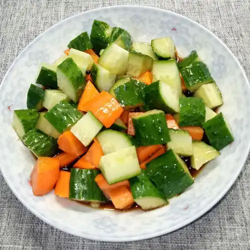 胡萝卜拌黄瓜,脆爽可口,清爽开胃