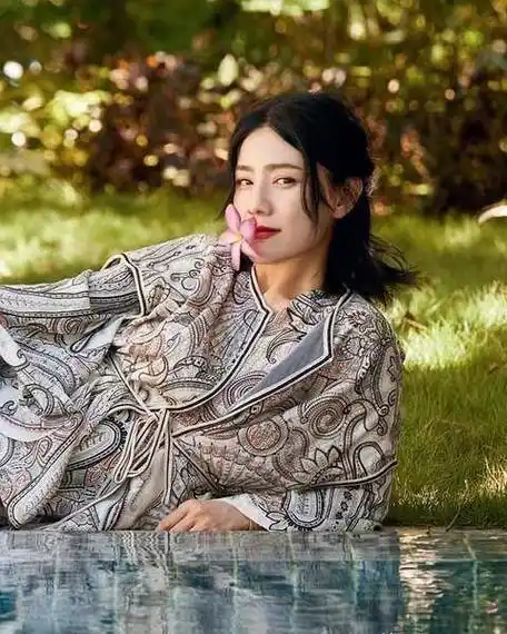 胡可笑容很有感染力,灿烂得像小姑娘,这是作演员培养出的镜头感_孩子