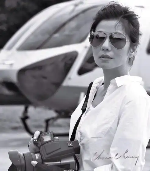 钟楚红摘下墨镜全是皱纹加滤镜也遮不住