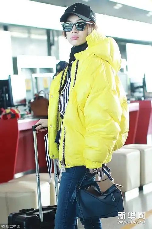 霍思燕亮黄色羽绒服时髦惹眼