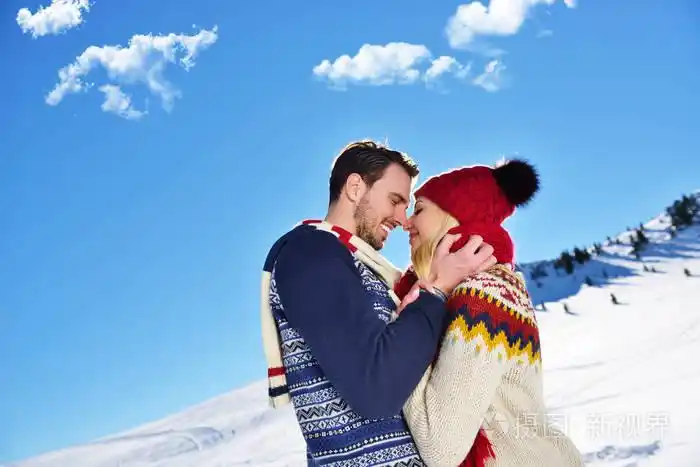 照片 在冬季公园拥抱的恩爱夫妻.他们把彩色软帽和围巾.jpg