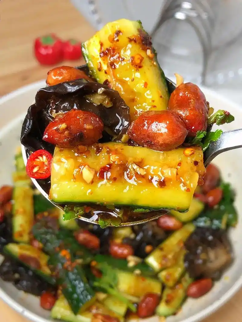 家里人说……年夜饭里一定要有凉拌黄瓜!在大鱼大肉面前,凉拌 - 抖音