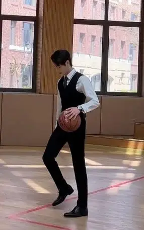 许凯正装打篮球好帅##许凯正装三件套打篮球的含金量