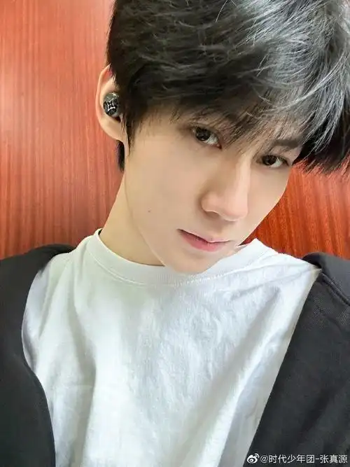 张真源晒侧颜库存照#被张真源的侧颜狠狠帅到了!