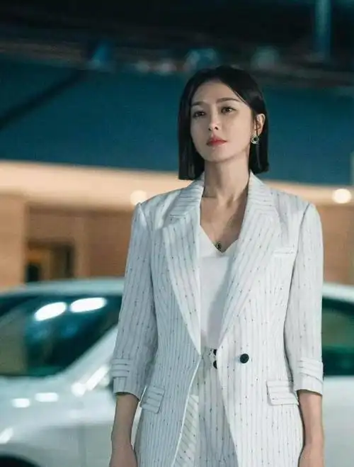 44岁的秦岚真减龄职场风穿搭优雅又知性谁看了不迷糊