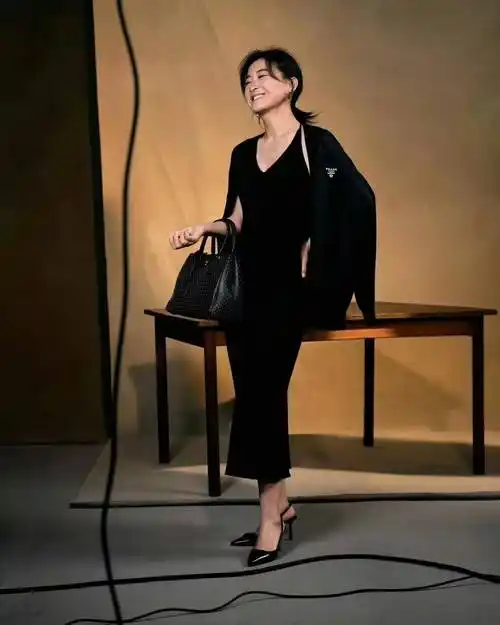 贾玲突传喜讯!出任prada品牌代言人,深v长裙,全身奢品美翻天!