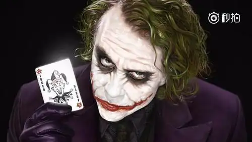 希斯莱杰饰演的反派小丑抢尽了蝙蝠侠所有的风头