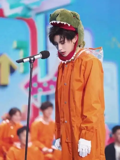 小鬼穿那么正式玩那么幼稚#还沉浸在昨天小鬼的红脸大糖葫芦里,没