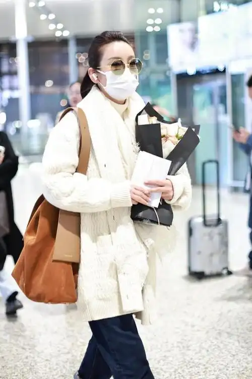 秦海璐出现在上海机场围着漂亮的白色丝巾显得特别地年轻
