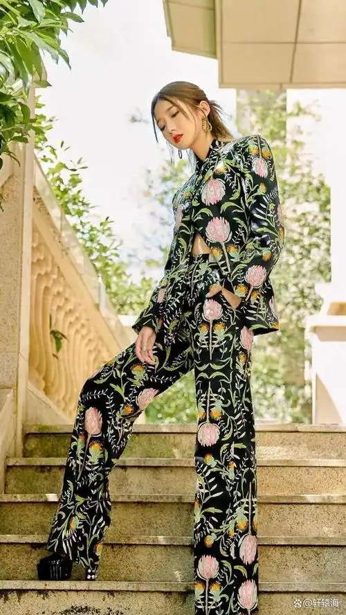 又被孟美岐的穿搭惊艳了!她这几套夏日的搭配,时尚又显瘦!