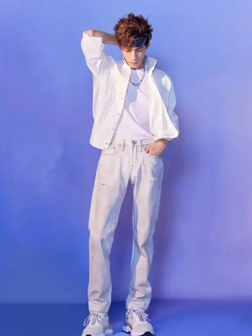 演员罗云熙穿着mcmskystream运动鞋