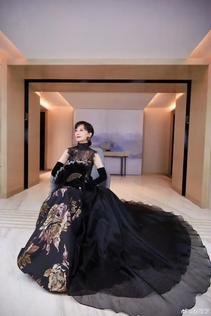 赵雅芝晒美照,穿一身黑色拖尾礼服,年轻又漂亮