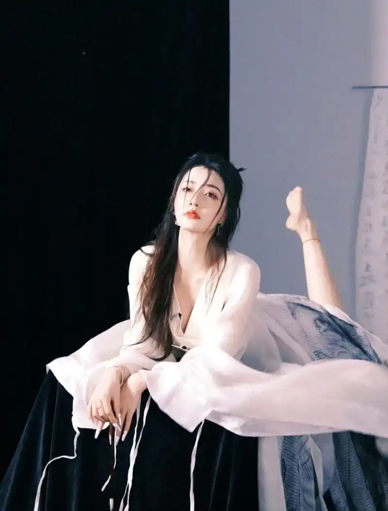 徐璐  徐璐光脚古风造型写真大片  真的要命,徐璐脚上这红绳是干嘛的?