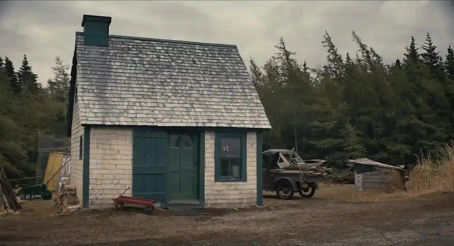 廉价雇佣了莫娣为他打理家务,莫娣来之前的小屋是