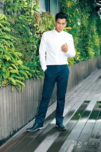 彭于晏白衬衫绿地拍写真 尽显酷我男人味