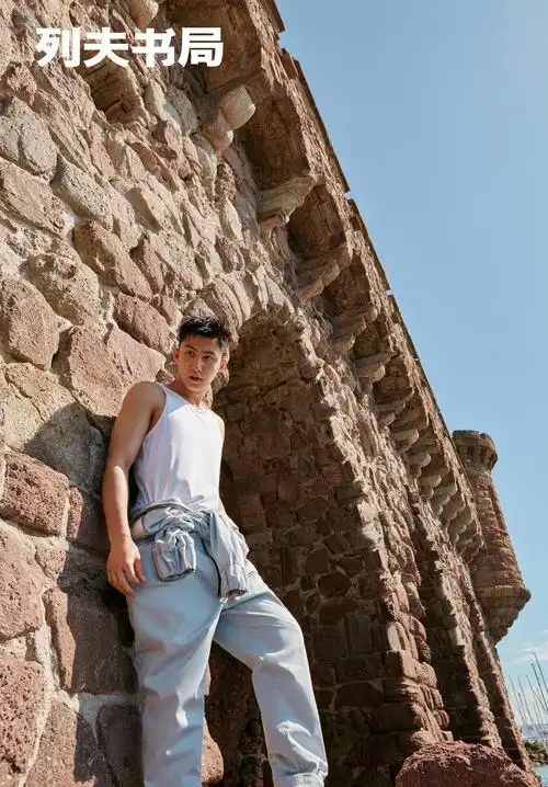 夏日海边男神黄景瑜时尚休闲户外写真