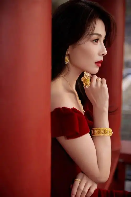 刘涛红裙写真美翻了!紧身裙勾勒完美曲线,高贵典雅气质令人陶醉