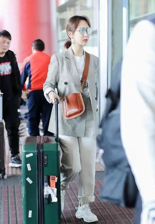 杨紫这组机场生图太圈粉了只穿简单的西装也能美成焦点