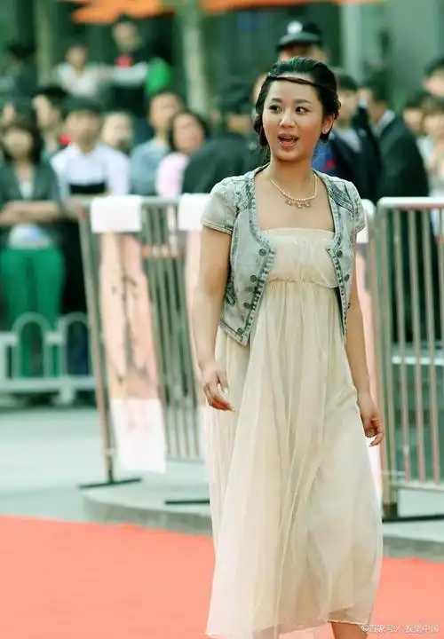 这才是杨紫,这才是女大十八变啊,以前的照片是你吗