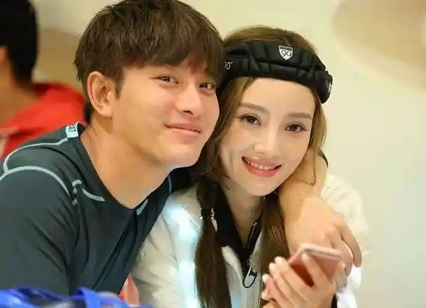 李小璐风波后正式复工,41岁染红发露肚脐,小腹凸起疑怀二胎_网友_公司