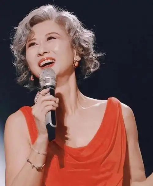 叶倩文是一位62岁的女性,她给我们展示了在上了年纪之后依旧可以保持