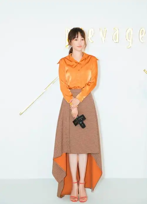 白百何瘦身成功出席品牌活动 橘色系造型显青春元气 -第2页