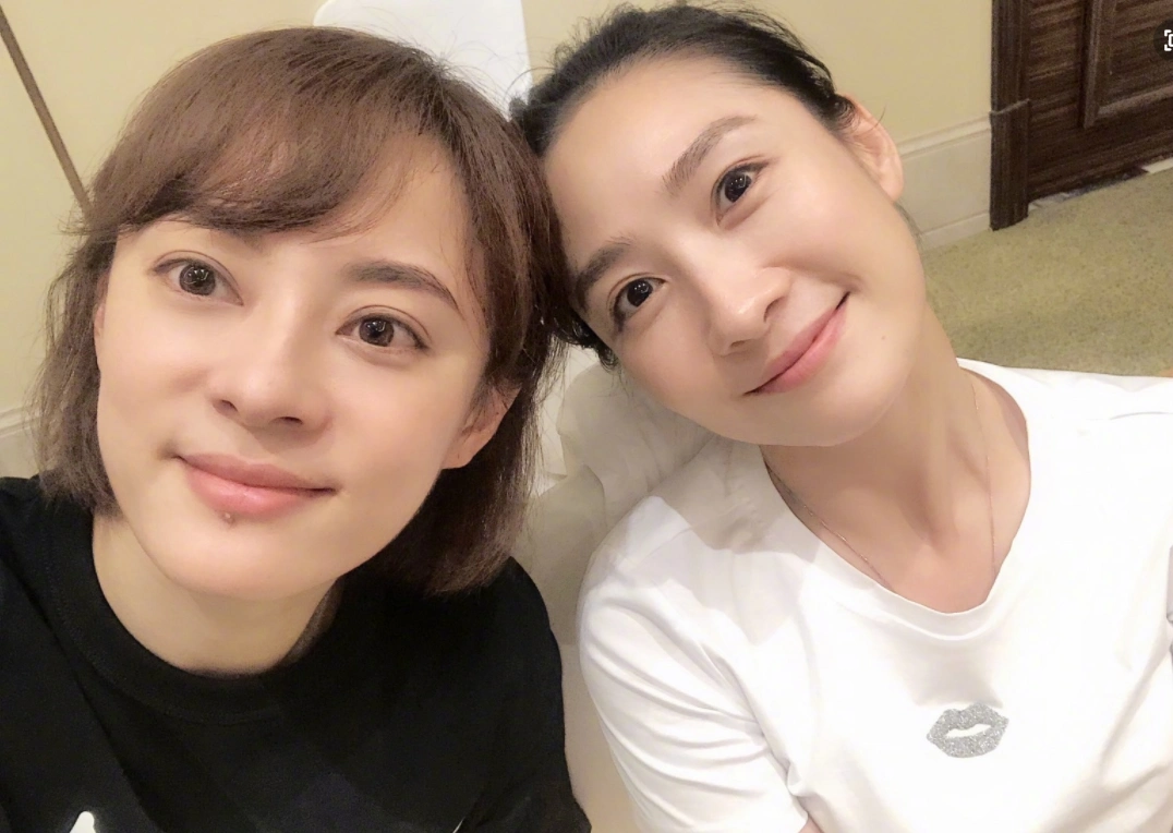 原创陶昕然与孙俪合照,跟十年前没差啥,但私服穿衣越来越有气场了