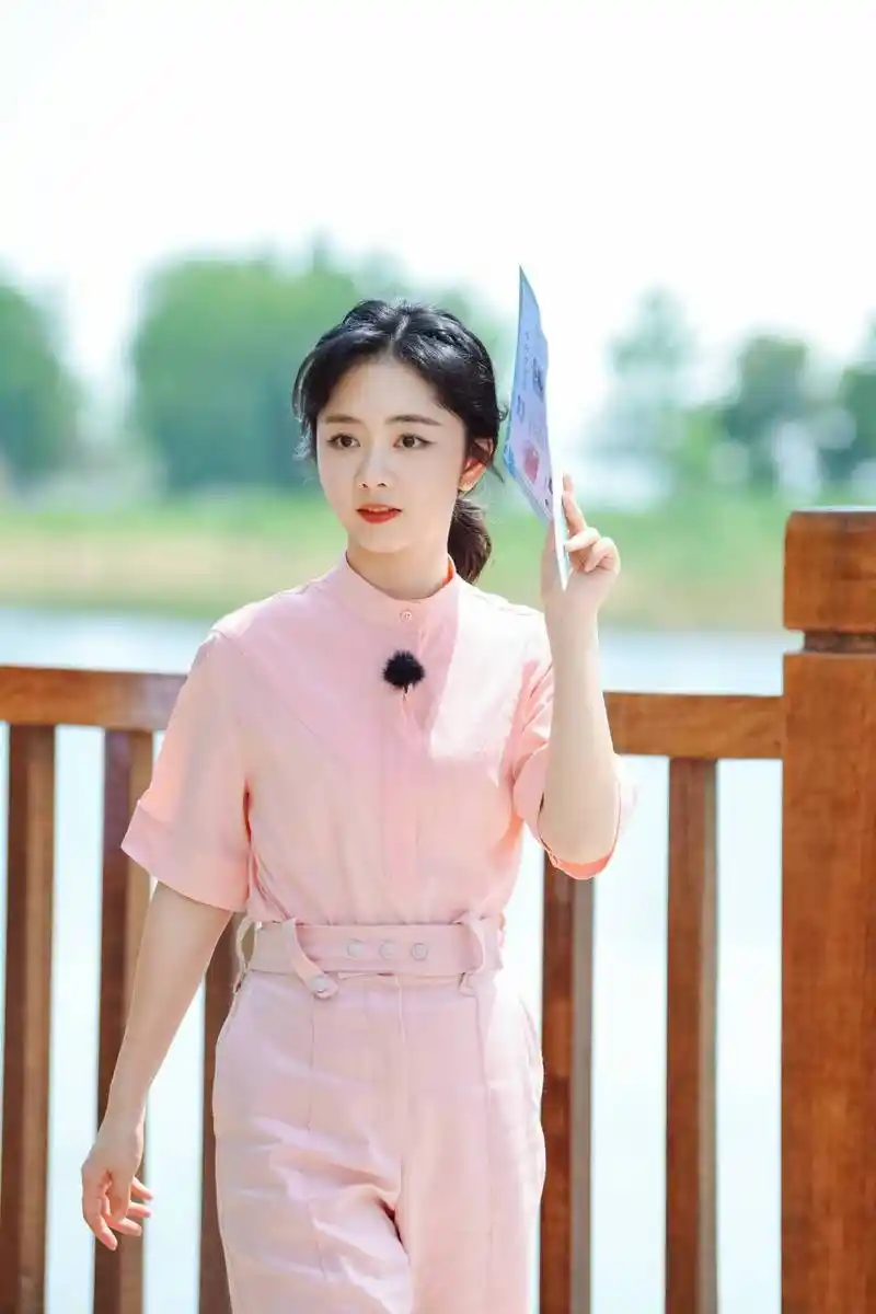 谭松韵上错综艺了?《奔跑吧》里的反差萌,像极了向往5的张子枫