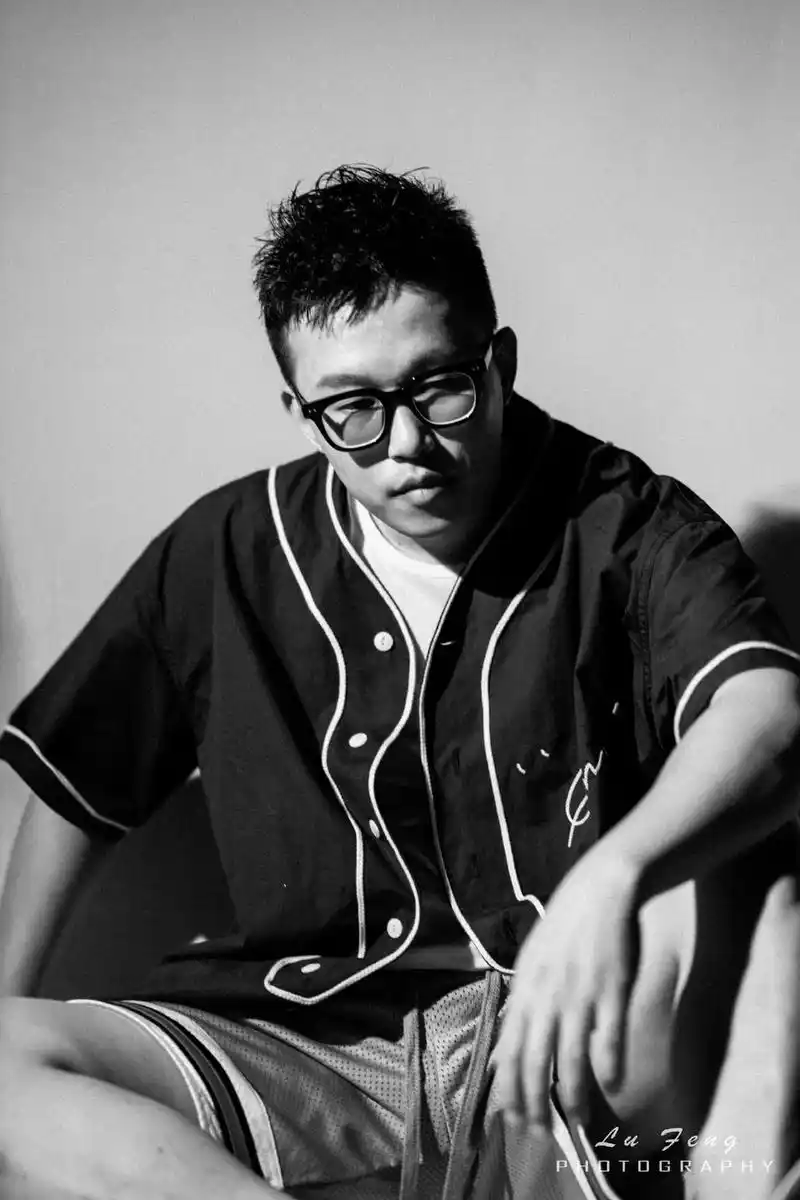 棚拍男生写真黑白光影情绪