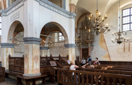 流散的犹太会堂,其内部结构和装饰,能够充分体现犹太文化