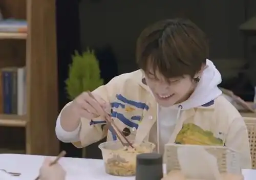 易烊千玺体重居然只有56kg,看到他吃完后的饭碗,怪不得人家瘦