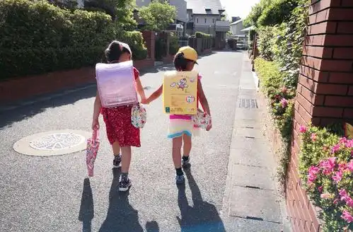 每天早上去上学,姐姐总是牵着妹妹的手!