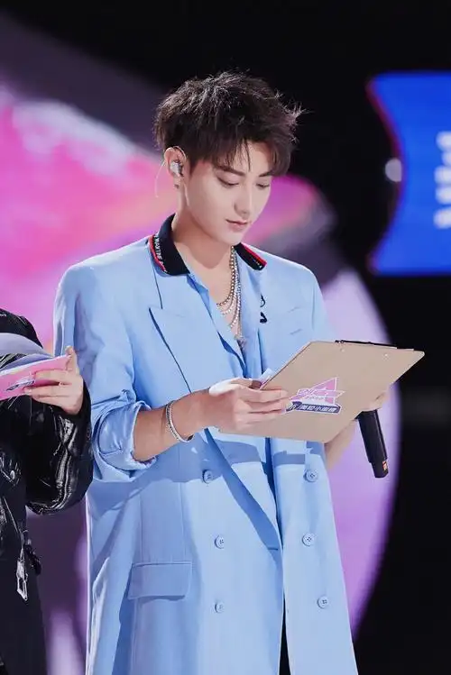 黄子韬创造营2020##黄子韬水蓝深v西装##黄子韬0502生日快乐