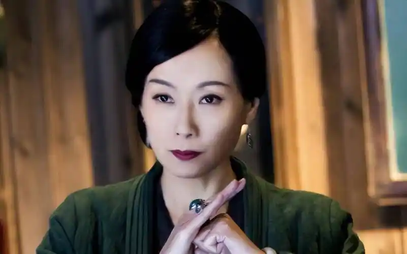 "许仙"叶童近照曝光,满头白发苍老尽显,与以前判若两人_陈国熹_赵雅芝