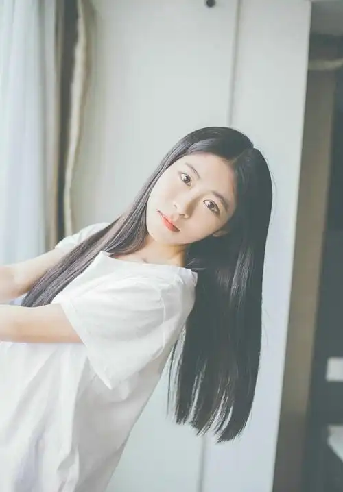 治愈系安静少女私房写真长发飘飘图片