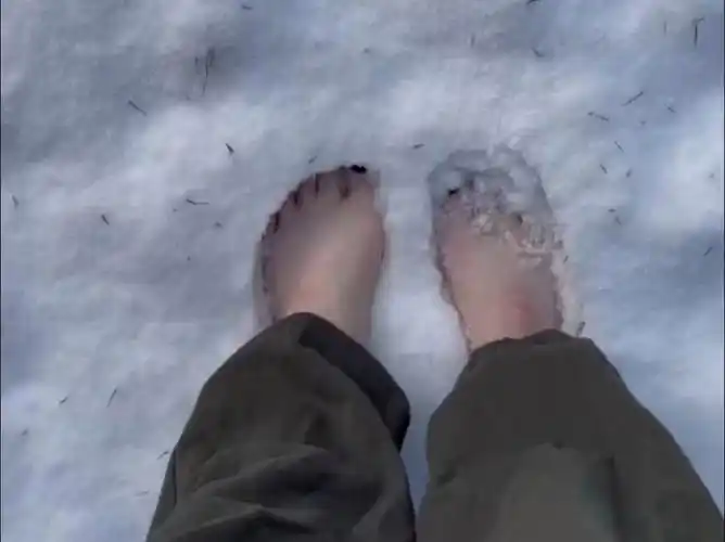 为了拍摄,女生能有多拼?光脚踩雪地半小时,被冻的通红