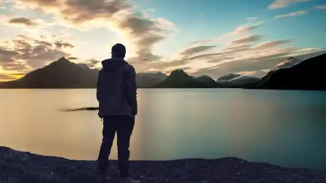 孤独的一个人背影意境,高清壁纸,图片,时光记忆-回车桌面