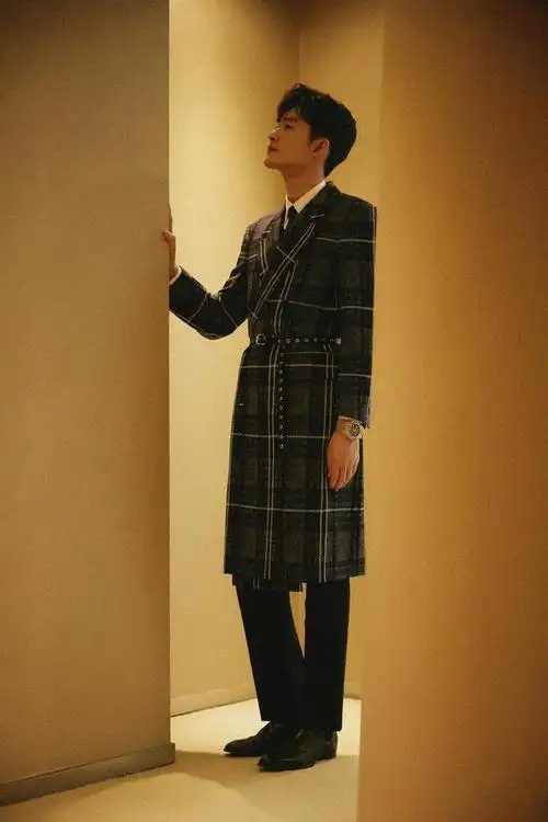 帅气男星机场现身穿格纹大衣配牛仔裤帅气满分潮流感十足