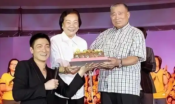 刘德华已经做的很好,他要为天下的父子,做了榜样最后希望刘德华保重