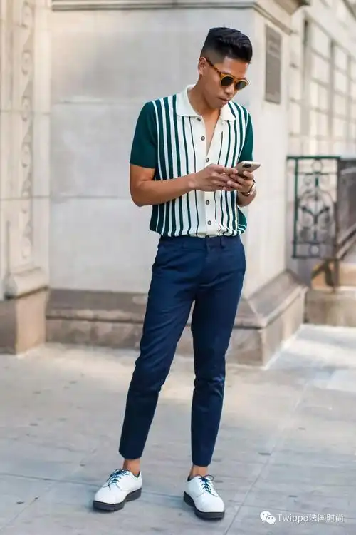 度假的风格就可以洒脱一点,不要太费心挑选,纯色上衣和白色裤子相搭配