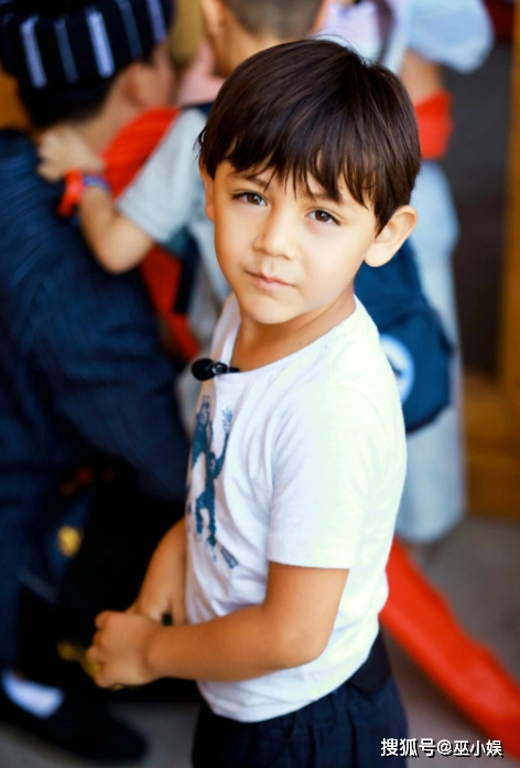 从照片中可以可以看出,诺一的脸蛋越来越像爸爸刘烨了,越长大模样越帅