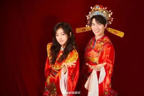 组图:黄俊捷孙千化身"财神"扫楼 和查杰玩你划我猜默契足