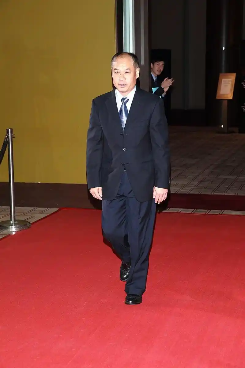 1990年,李宁拿着大哥大打电话的照片,那时售价2万入网再加六千.