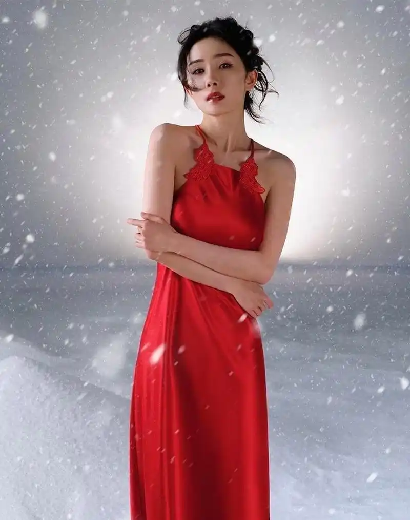 杨幂的维密写真照片释出,身穿一袭红裙的她在镜头前展现了撩人心魄的