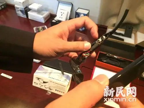 2015国考前上海警方缴获大量作弊神器